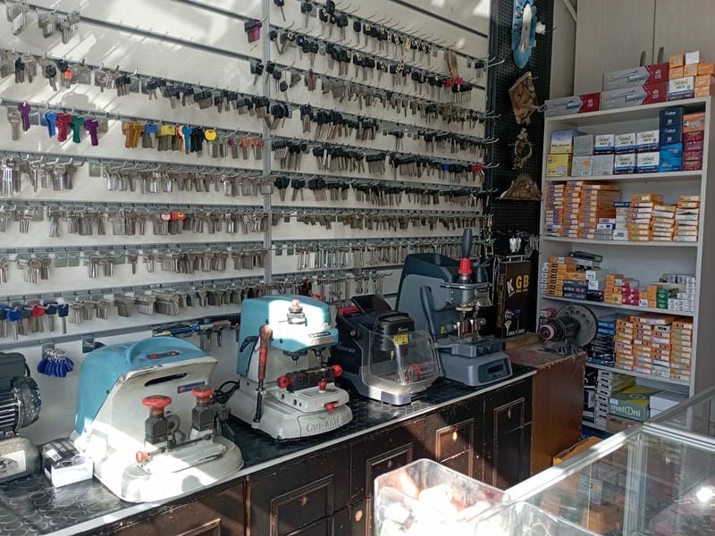 Bağlarbaşı çilingir uzman personeli tarafından gerçekleştirilen yüksek güvenlikli çelik kapı kilit değişimi ve hasarsız açma işlemi.