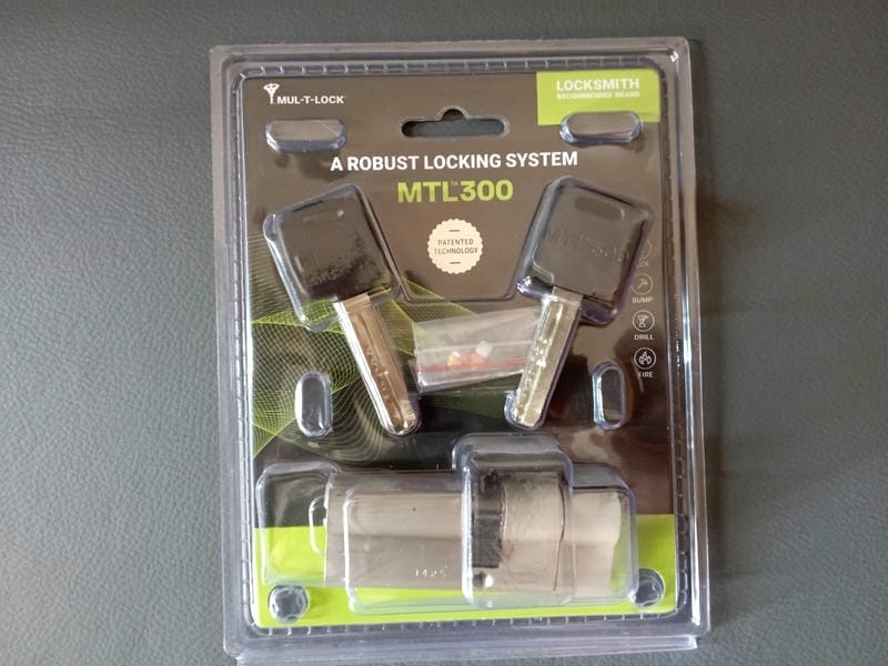 Aydınevler çilingir servisi tarafından gerçekleştirilen modern çelik kapı kilit değişimi ve dijital kilit onarımı.