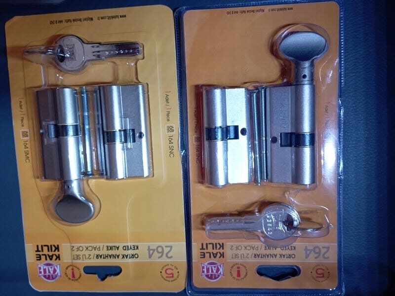 Altayçeşme çilingir hizmeti veren uzman teknik personelin çelik kapı üzerinde kilit değişimi yaparken görünümü.